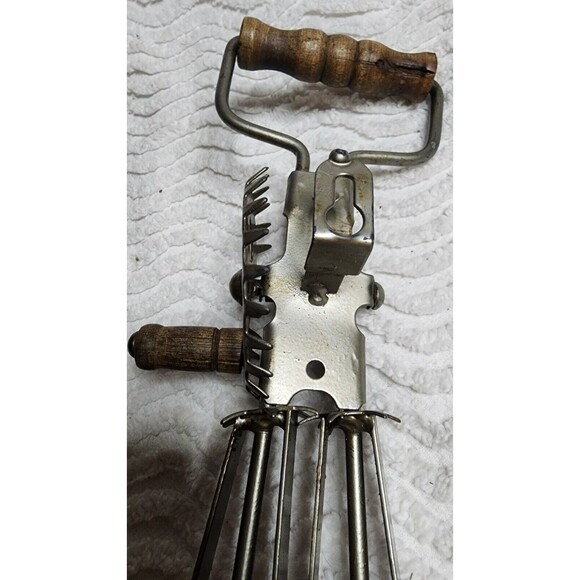 COOL Hanging Metal & Wood Vintage HAND MIXER Rustic Decor VguC - Picture 6 of 7